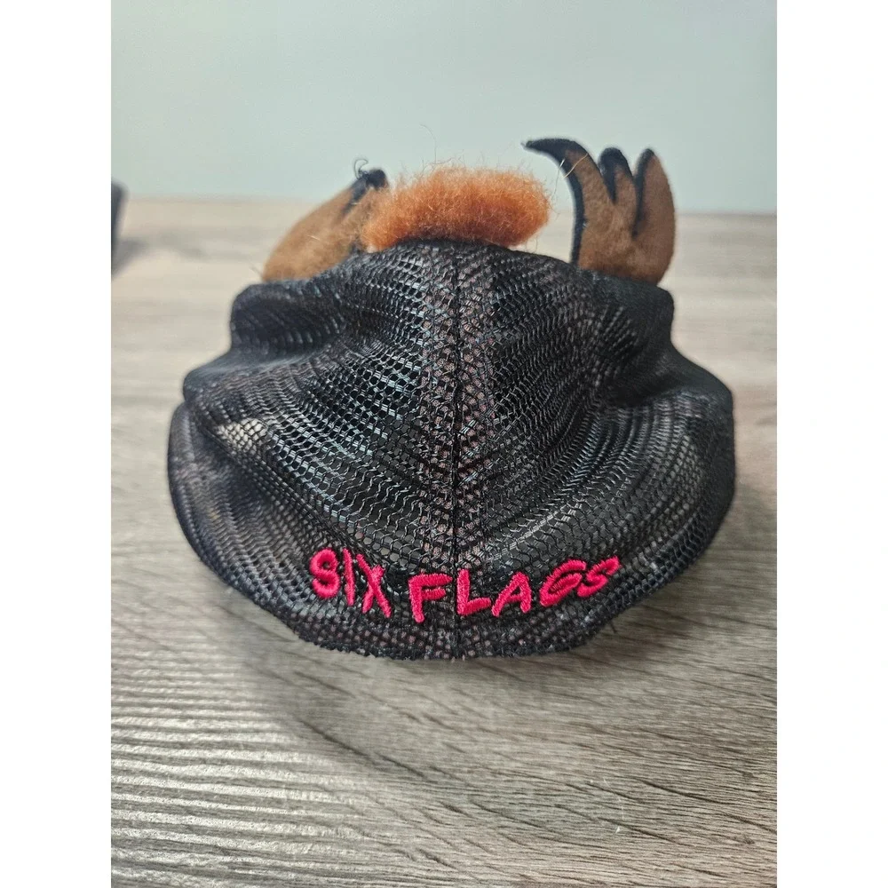 Six Flags Looney Tunes Tasmanian Devil Taz 3D Plush Trucker Hat Youth Snapback